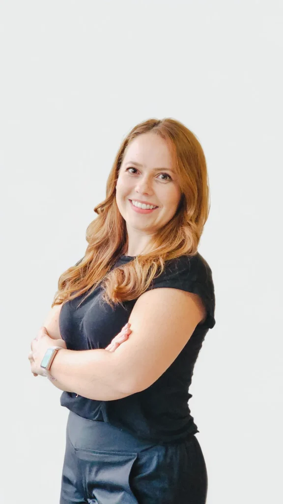 Retrato de Juliana Campos, nutricionista, con los brazos cruzados
